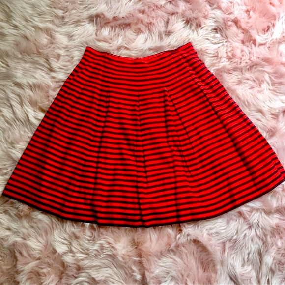 Beautiful red striped full skirt. Flattering flat waist. - Picture 2 of 2